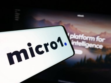 Stuttgart, Almanya - 01-21-2026: Web sitesi önünde ekranda US AI yazılım şirketi micro1 Inc. 'nin logosuna sahip akıllı telefon. Telefon ekranının merkez soluna odaklan.