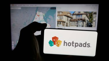 Stuttgart, Almanya - 01-21-2026: ABD 'li emlak pazarı şirketi HotPad' in logosunun bulunduğu cep telefonu web sayfası önünde ekranda. Telefon ekranına odaklan.