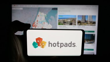 Stuttgart, Almanya - 01-21-2026: ABD 'li emlak piyasası şirketi HotPad' in logosunun bulunduğu cep telefonu web sayfası önünde ekranda. Telefon ekranına odaklan.