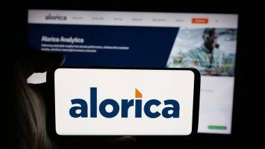 Stuttgart, Almanya - 01-22-2026: ABD 'li müşteri deneyimi şirketi Alorica Inc.' in logosunun bulunduğu cep telefonu web sayfası önünde ekranda. Telefon ekranına odaklan.