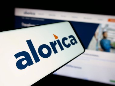 Stuttgart, Almanya - 01-22-2026: İnternet sitesi önünde ekranda, ABD 'li müşteri deneyimi şirketi Alorica Inc.' in logosuna sahip akıllı telefon. Telefon ekranının soluna odaklan.