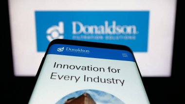 Stuttgart, Almanya - 01-22-2026: ABD filtreleme şirketi Donaldson Company Inc. 'nin web sitesiyle birlikte cep telefonu logonun önünde ekranda. Telefon ekranının sol üst kısmına odaklan.