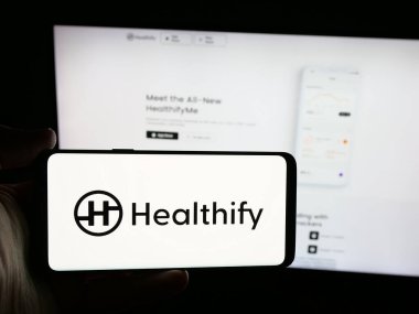 Stuttgart, Almanya - 01-22-2026: Hint şirketi HealthifyMe Wellness Pvt. Ltd. Web sitesinin önünde ekranda. Telefon ekranına odaklan.