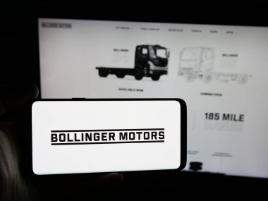 Stuttgart, Almanya - 01-22-2026: ABD 'li elektrikli araç şirketi Bollinger Motors' un logosunu taşıyan kişi web sitesinin önünde ekranda. Telefon ekranına odaklan.