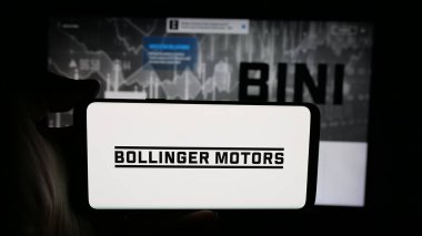 Stuttgart, Almanya - 01-22-2026: ABD 'li elektrikli araç şirketi Bollinger Motors' un logosunun bulunduğu cep telefonu web sayfası önünde ekranda. Telefon ekranına odaklan.