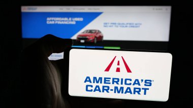 Stuttgart, Almanya - 01-22-2026: ABD 'li otomobil satıcısı Amerika' nın Car-Mart Inc. şirketinin logosunun bulunduğu cep telefonu web sayfasının önünde ekranda. Telefon ekranına odaklan.