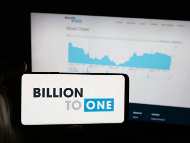 Stuttgart, Almanya - 01-24-2026: ABD 'li tanı şirketi Billion ToOne Inc.' in logosunun bulunduğu akıllı telefon web sitesinin önünde ekranda. Telefon ekranına odaklan.