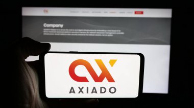 Stuttgart, Almanya - 01-24-2026: ABD 'li siber güvenlik şirketi Axiado Corporation' ın logosunun bulunduğu cep telefonu web sayfası önünde ekranda. Telefon ekranına odaklan.