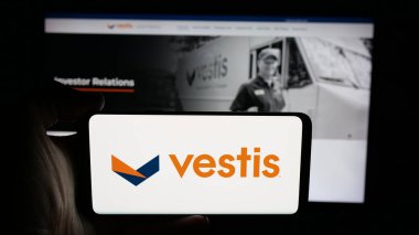 Stuttgart, Almanya - 01-24-2026: ABD 'li üniforma şirketi Vestis Corporation' ın logosunun bulunduğu cep telefonu web sayfası önünde ekranda. Telefon ekranına odaklan.