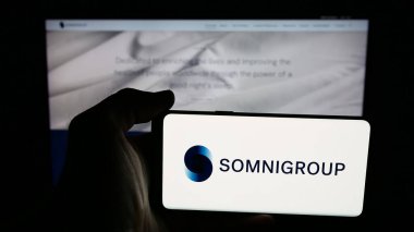 Stuttgart, Almanya - 01-26-2026: ABD 'li Somnigroup International Inc. şirketinin logosunun bulunduğu cep telefonu web sayfası önünde ekranda. Telefon ekranına odaklan.