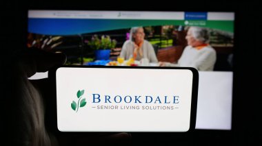 Stuttgart, Almanya - 01-26-2026: ABD 'li Brookdale Senior Living Solutions şirketinin logosunun bulunduğu cep telefonu web sayfası önünde ekranda. Telefon ekranına odaklan.