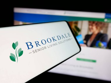Stuttgart, Almanya - 01-26-2026: ABD 'li Brookdale Senior Living Solutions şirketinin logosuna sahip akıllı telefon web sitesinin önünde ekranda. Telefon ekranının merkez soluna odaklan.
