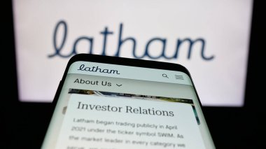 Stuttgart, Almanya - 01-26-2026: ABD 'li Latham Pool Products Inc.' in web sitesinin bulunduğu cep telefonu logonun önünde ekranda. Telefon ekranının sol üst kısmına odaklan.