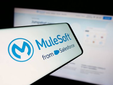 Stuttgart, Almanya - 01-26-2026: ABD entegrasyon yazılım şirketi MuleSoft LLC 'nin logosuna sahip akıllı telefon web sitesinin önünde ekranda. Telefon ekranının merkez soluna odaklan.