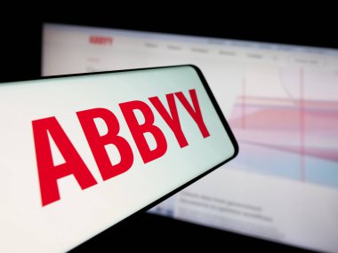 Stuttgart, Almanya - 01-26-2026: ABD 'li AI yazılım şirketi ABBYY' nin logosuna sahip akıllı telefon web sitesinin önünde ekranda. Telefon ekranının merkezine odaklan.