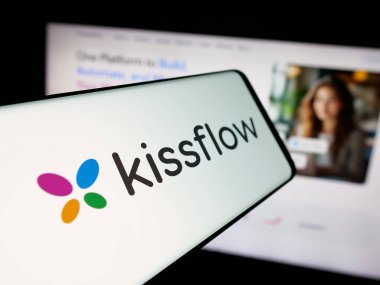 Stuttgart, Almanya - 01-26-2026: İnternet sitesi önünde ekranda ABD 'li düşük kod platformu şirketi Kissflow Inc.' in logosuna sahip akıllı telefon. Telefon ekranının merkez soluna odaklan.