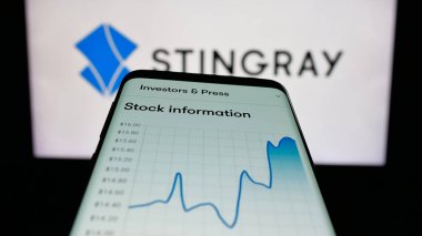Stuttgart, Almanya - 01-29-2026: Kanadalı medya şirketi Stingray Group Inc. 'in web sitesiyle birlikte cep telefonu logonun önünde ekranda. Telefon ekranının sol üst kısmına odaklan.