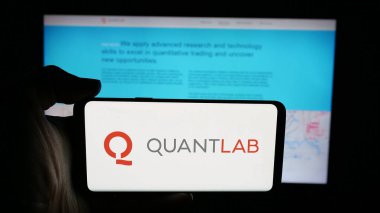 Stuttgart, Almanya - 01-30-2026: ABD 'li ticaret şirketi Quantlab Financial LLC' nin logosunun bulunduğu cep telefonu web sayfası önünde ekranda. Telefon ekranına odaklan.