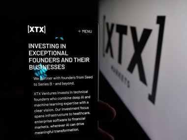 Stuttgart, Almanya - 01-30-2026: İngiliz ticaret şirketi XTX Markets Limited 'in web sayfası olan cep telefonu logonun önünde ekranda. Telefon ekranının merkezine odaklan.