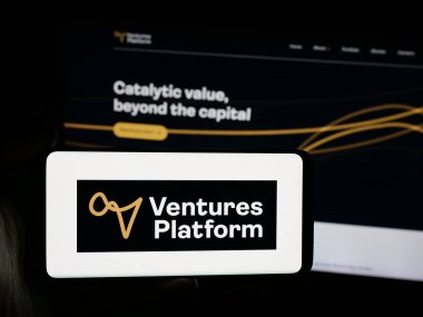 Stuttgart, Almanya - 01-30-2026: Nijeryalı şirket Ventures Platform Fund 'un logosunu elinde tutan kişi web sitesinin önünde ekranda. Telefon ekranına odaklan.
