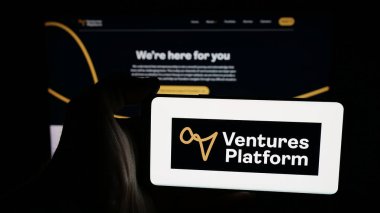 Stuttgart, Almanya - 01-30-2026: Nijeryalı şirket Ventures Platform Fund 'un logosunun bulunduğu cep telefonu web sayfası önünde ekranda. Telefon ekranına odaklan.
