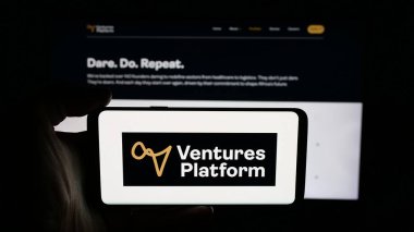 Stuttgart, Almanya - 01-30-2026: Nijeryalı şirket Ventures Platform Fund 'un logosunun bulunduğu cep telefonu web sayfası önünde ekranda. Telefon ekranına odaklan.