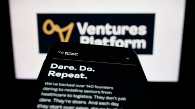 Stuttgart, Almanya - 01-30-2026: Nijeryalı şirket Ventures Platform Fund 'un web sitesiyle birlikte logo önünde cep telefonu. Telefon ekranının sol üst kısmına odaklan.