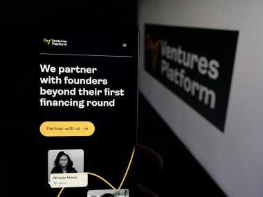 Stuttgart, Almanya - 01-30-2026: Nijeryalı şirket Ventures Platform Fund 'un web sayfası olan cep telefonu logosu önünde ekranda. Telefon ekranının merkezine odaklan.