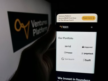 Stuttgart, Almanya - 01-30-2026: Nijeryalı şirket Ventures Platform Fund 'un web sayfası ile akıllı telefon sahibi kişi logonun önünde ekranda. Telefon ekranının merkezine odaklan.