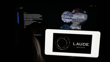 Stuttgart, Almanya - 01-30-2026: İnternet sayfası önünde ekranda bilgisayar bilimi kuruluşu Laude Institute logosu bulunan cep telefonu sahibi kişi. Telefon ekranına odaklan.