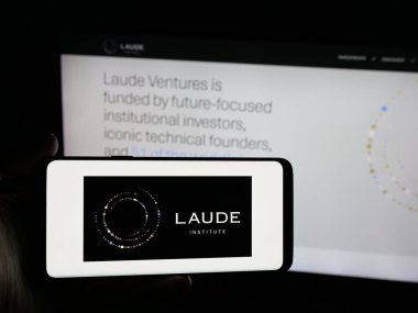 Stuttgart, Almanya - 01-30-2026: İnternet sitesi önünde ekranda bilgisayar bilimleri kuruluşu Laude Institute 'ün logosuna sahip akıllı telefonu tutan kişi. Telefon ekranına odaklan.