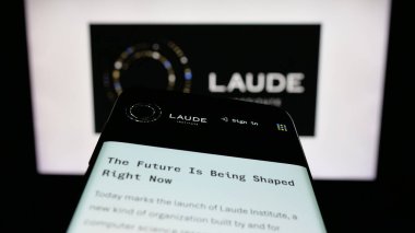 Stuttgart, Almanya - 01-30-2026: Bilgisayar bilimi kuruluşu Laude Institute 'ün web sitesiyle birlikte cep telefonu logonun önünde ekranda. Telefon ekranının sol üst kısmına odaklan.