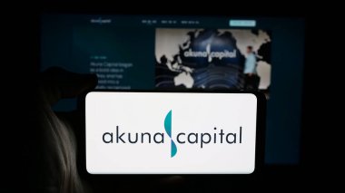 Stuttgart, Almanya - 01-30-2026: ABD 'li ticaret şirketi Akuna Capital LLLC' nin logosunun bulunduğu cep telefonu web sayfası önünde ekranda. Telefon ekranına odaklan.