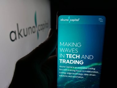 Stuttgart, Almanya - 01-30-2026: ABD 'li ticaret şirketi Akuna Capital LLLC' nin web sitesiyle akıllı telefon sahibi kişi logo önünde ekranda. Telefon ekranının merkezine odaklan.