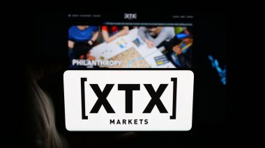 Stuttgart, Almanya - 01-30-2026: İngiliz ticaret şirketi XTX Markets Limited 'in logosunun bulunduğu cep telefonu web sayfası önünde ekranda. Telefon ekranına odaklan.
