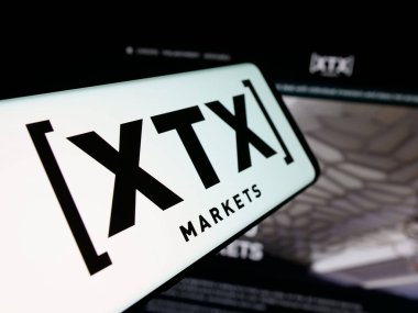 Stuttgart, Almanya - 01-30-2026: İngiliz ticaret şirketi XTX Markets Limited 'in logosuna sahip akıllı telefon web sitesinin önünde ekranda. Telefon ekranının merkez soluna odaklan.