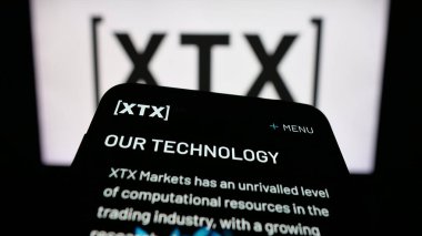 Stuttgart, Almanya - 01-30-2026: İngiliz ticaret şirketi XTX Markets Limited 'in web siteli cep telefonu logonun önünde ekranda. Telefon ekranının sol üst kısmına odaklan.