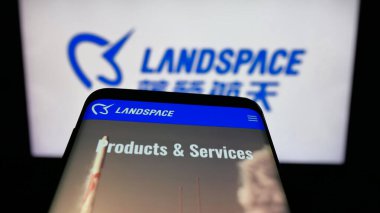 Stuttgart, Almanya - 01-30-2026: LandSpace Technology Corporation şirketinin web sitesi ile birlikte logo önünde ekranda. Telefon ekranının sol üst kısmına odaklan.