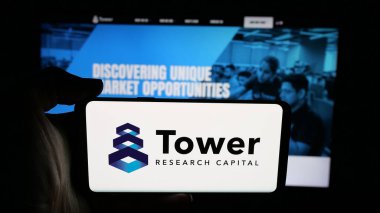 Stuttgart, Almanya - 01-30-2026: ABD 'li ticaret şirketi Tower Research Capital LLC' nin logosunun bulunduğu cep telefonu web sayfası önünde ekranda. Telefon ekranına odaklan.