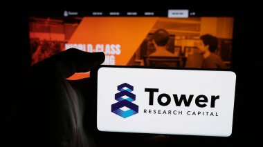 Stuttgart, Almanya - 01-30-2026: ABD 'li ticaret şirketi Tower Research Capital LLC' nin logosunun bulunduğu cep telefonu web sayfası önünde ekranda. Telefon ekranına odaklan.