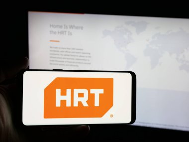 Stuttgart, Almanya - 01-30-2026: ABD 'li Hudson River Trading LLLC (HRT) şirketinin logosuna sahip kişi web sitesinin önünde ekranda görülüyor. Telefon ekranına odaklan.