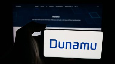 Stuttgart, Almanya - 01-30-2026: Şifreleme şirketi Dunamu Inc. 'in logosuna sahip cep telefonu web sayfası önünde ekranda. Telefon ekranına odaklan.