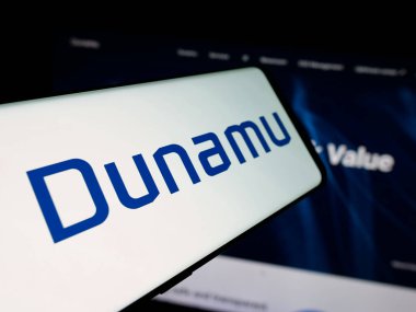 Stuttgart, Almanya - 01-30-2026: Şifreleme şirketi Dunamu Inc. 'in logosuna sahip akıllı telefon. (UPbit) İnternet sitesinin önünde ekranda. Telefon ekranının merkezine odaklan.