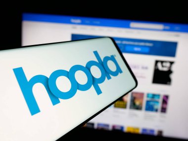Stuttgart, Almanya - 02-02-2026: İnternet sitesinin önünde ekranda ABD 'li yayın platformu şirketi Hoopla Digital' in logosuna sahip akıllı telefon. Telefon ekranının merkez soluna odaklan.
