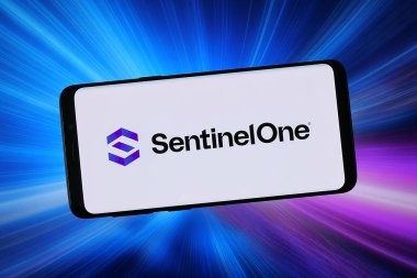 Stuttgart, Almanya - 02-04-2026: Bu fotoğraf illüstrasyonunda, ABD 'li siber güvenlik şirketi SentinelOne Inc.' in logosu bilgisayar ekranında soyut bir arkaplanda akıllı telefon önünde sergileniyor..