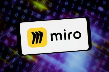 Stuttgart, Almanya - 02-05-2026: Bu resimde, AI çalışma alanı şirketi Realtime Board Inc. (Miro) logosu bilgisayar ekranında soyut arkaplan önünde akıllı bir telefonla gösteriliyor.