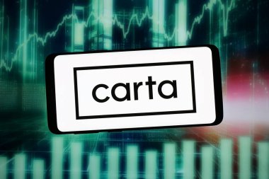 Stuttgart, Almanya - 02-05-2026: Bu resimde, ABD 'li teknoloji şirketi Carta' nın logosu (eShares Inc.) bilgisayar ekranında soyut bir arkaplanda akıllı telefon önünde sergileniyor..