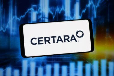Stuttgart, Almanya - 02-06-2026: Bu resimde, ABD 'li ilaç geliştirme şirketi Certara Inc.' nin logosu bilgisayar ekranında soyut bir arkaplanda akıllı telefon önünde sergileniyor.