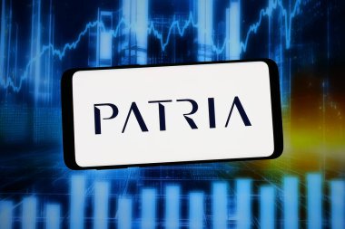 Stuttgart, Almanya - 02-06-2026: Bu resimde yatırım şirketi Patria Investments Ltd. 'nin logosu bilgisayar ekranında soyut bir arkaplanda akıllı telefon önünde sergileniyor.