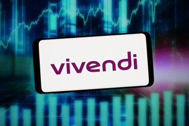 Stuttgart, Almanya - 02-06-2026: Bu resimde, Fransız yatırım şirketi Vivendi SE 'nin logosu bilgisayar ekranında soyut bir arkaplanda akıllı bir telefonla gösteriliyor.